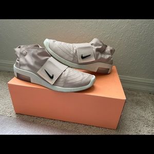 NIKE AIR / FEAR OF GOD MOC

BEIGE PARTICULE/VOILE/NOIR